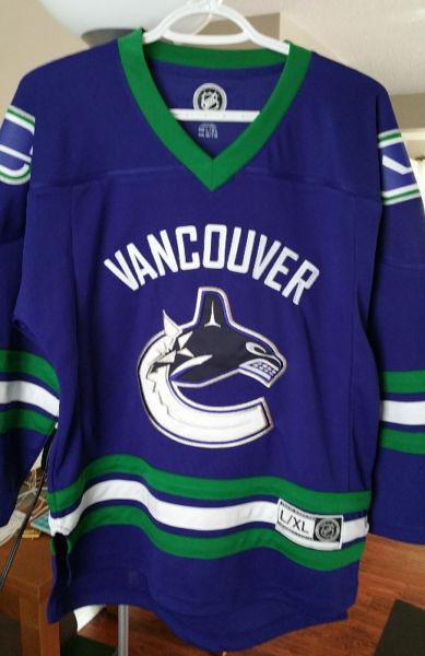 Almost new Canucks Jersey (youth/women)