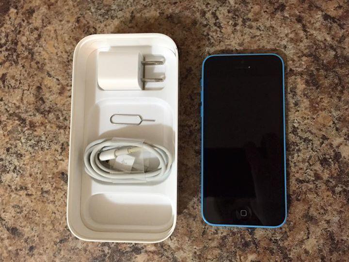 Blue 8BG iPhone 5c (Koodo) + 3 Cases