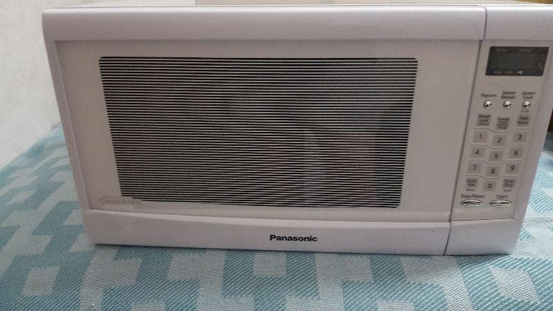 Panasonic white microwave - excellent working condition $50.00 o