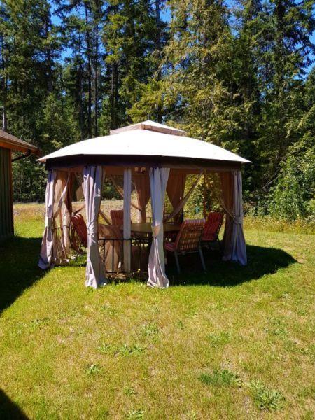 Gazebo octagon table and 6 padded chairs