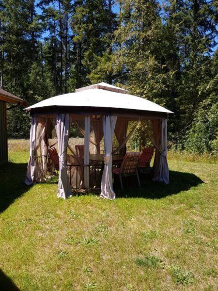 Gazebo octagon table and 6 padded chairs