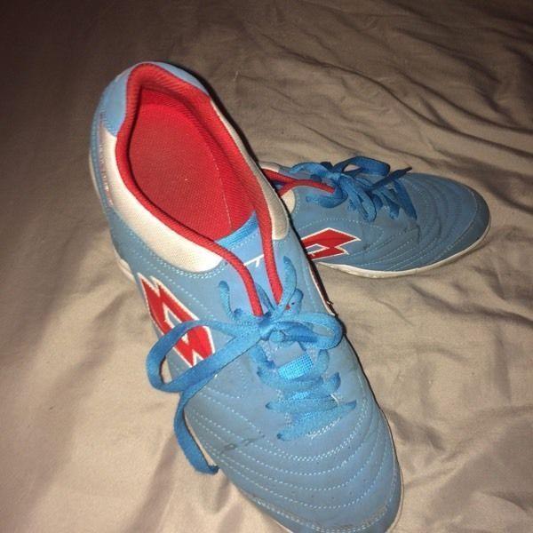 Size 12 men's lotto indoor soccer shoes