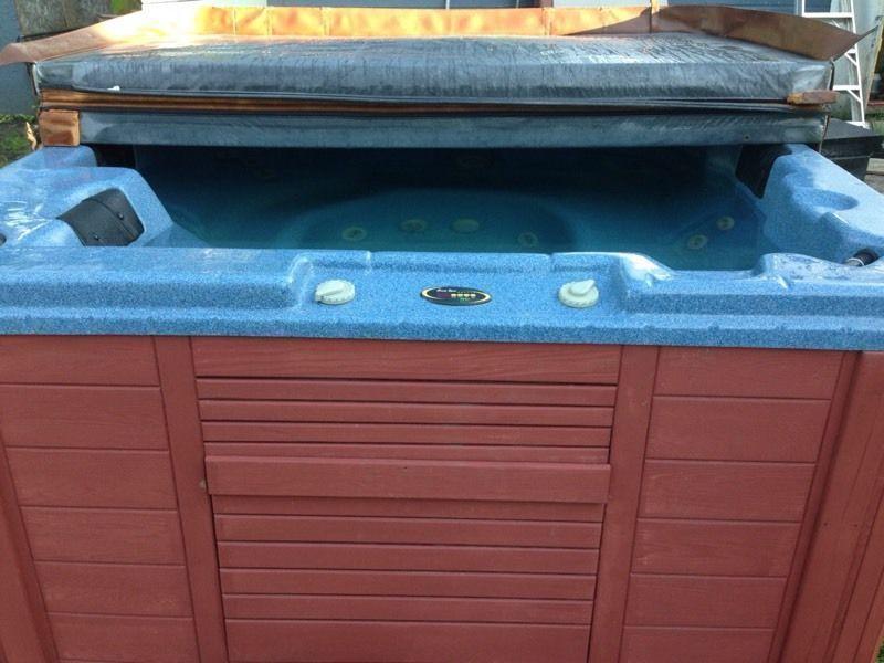 2000 Coast hot tub (PRICE IS FIRM)