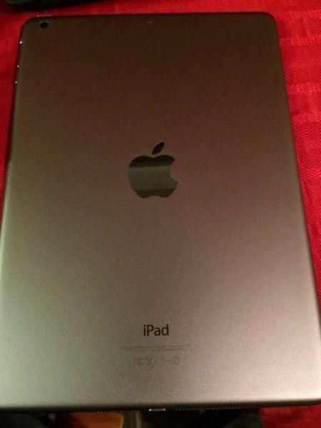 iPad Air Space Grey - LIKE NEW - NO SCRATCHES AT ALL
