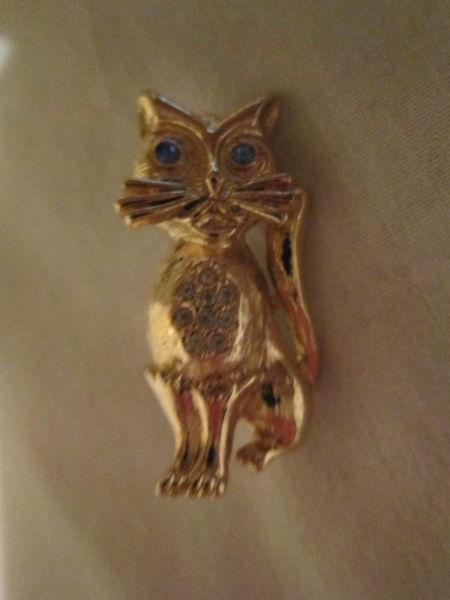 Blue Eyed Cat - Costume Jewelry Gold Tone Brooch
