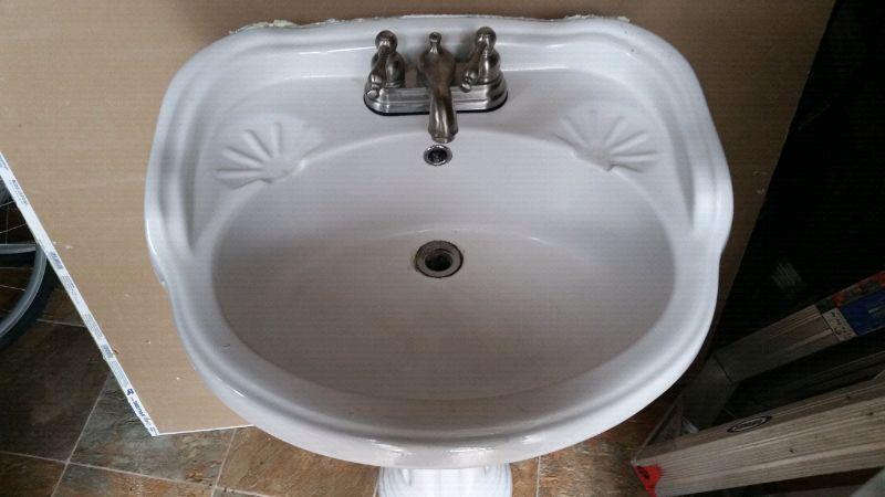 Pedastal sink