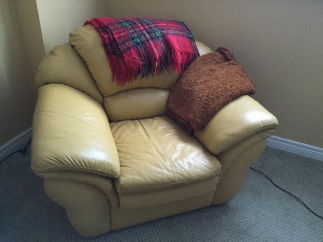 Cozy leather yellow chair. 140$