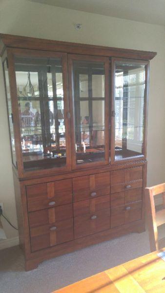 Dining Table, 6x Chairs & Hutch