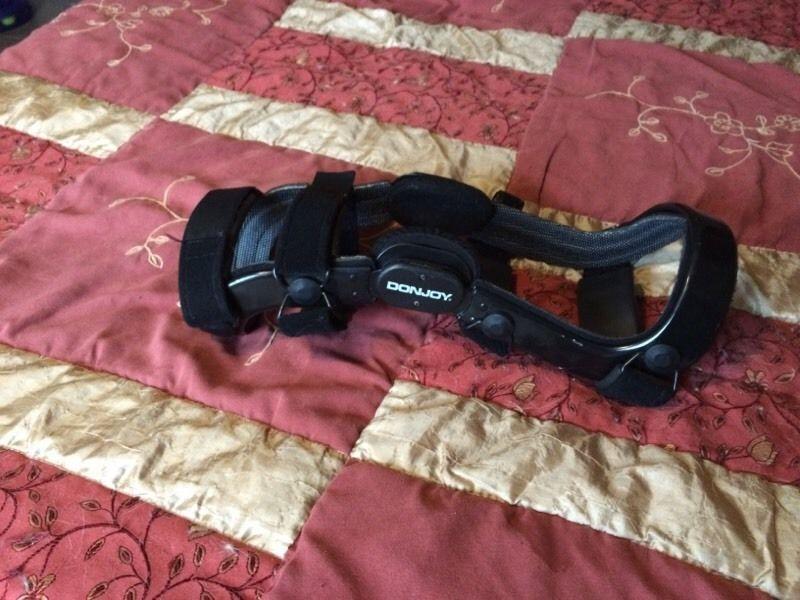 DONJOY DEFIANCE LEFT KNEE BRACE SIZE Medium