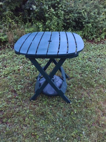 Folding table with umbrella stand