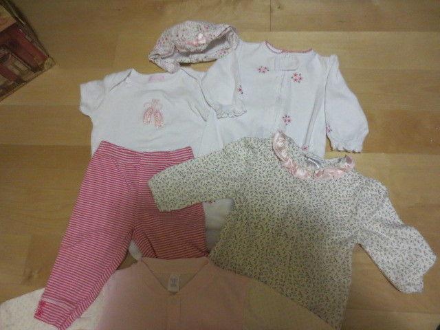 LOT OF BABY GIRL SIZE 6-9 MONTH CLOTHES LIKE NEW