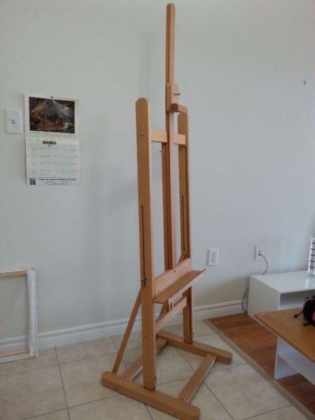 Selling wooden easel in great condition