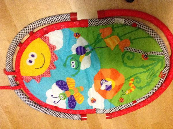 Excellent baby tummy time mat and carry case from Royal Diaperer