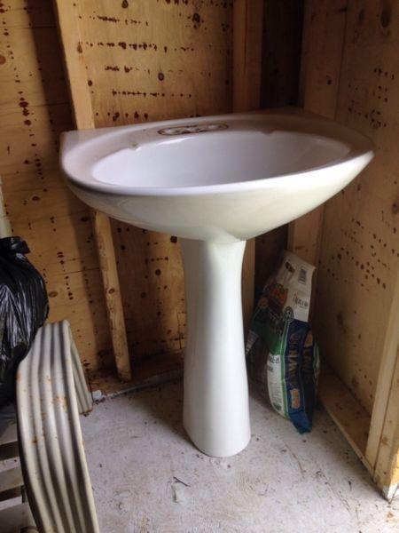 Pedestal sink