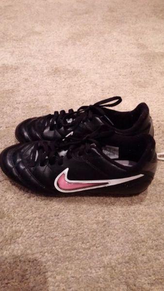 Girls Size 3Y NIKE Soccer Cleats