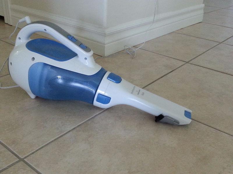 Selling: Small Vacuum Cleaner