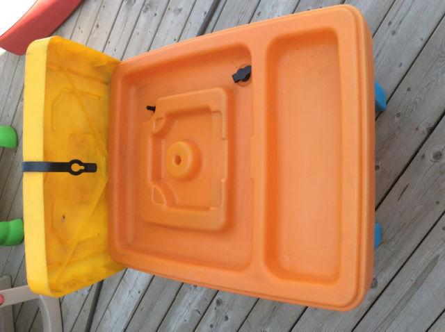 WAter Table with lid