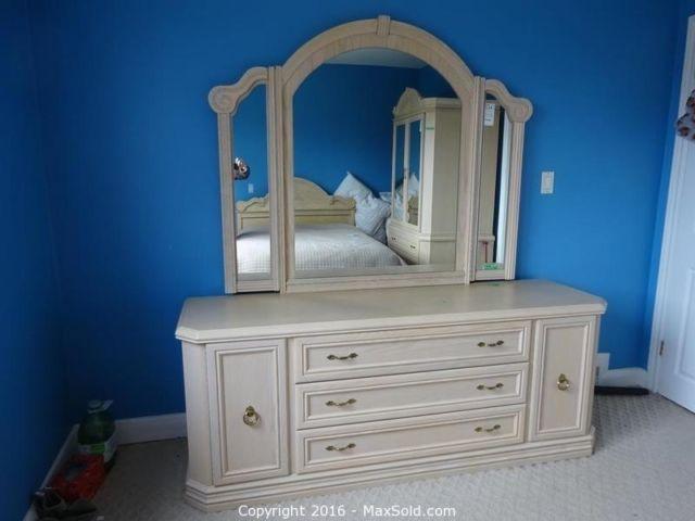 Beautiful blond wood bedroom set - great condition