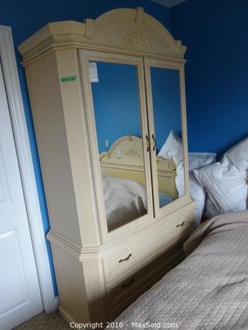 Beautiful blond wood bedroom set - great condition