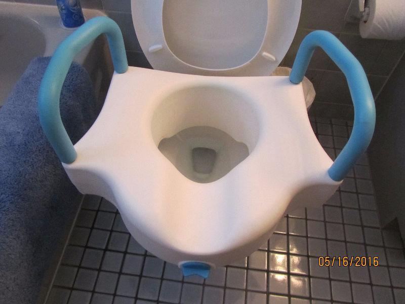 Raised toilet seat/ Siège de toilette surélevé