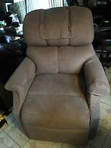 EXCELLENT CONDITION ELECTRIC RECLINER VERY COMFY AND STAIN FREE