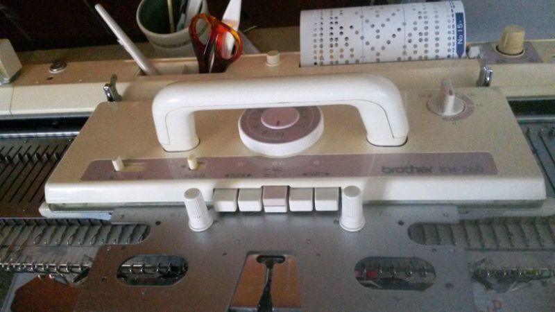 BROTHER BULKY KNITTING MACHINE AND RIBBER KH260