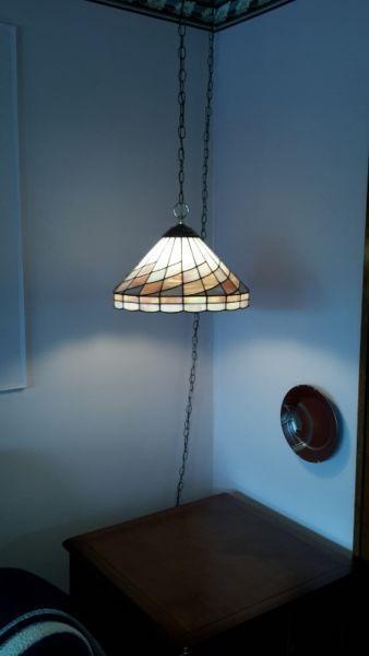 BEAUTIFUL TIFFANY STYLE STAINED GLASS LAMP ON A CHAIN