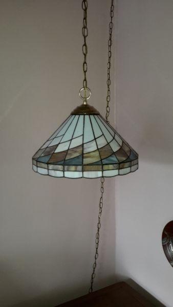 BEAUTIFUL TIFFANY STYLE STAINED GLASS LAMP ON A CHAIN