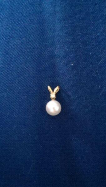 Pearl and small diamond pendant
