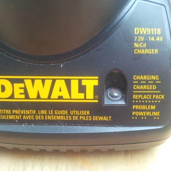 DEWALT 7.2 TO 14.4 VOLT BATTERY CHARGER IN VERY COOD CONDITION
