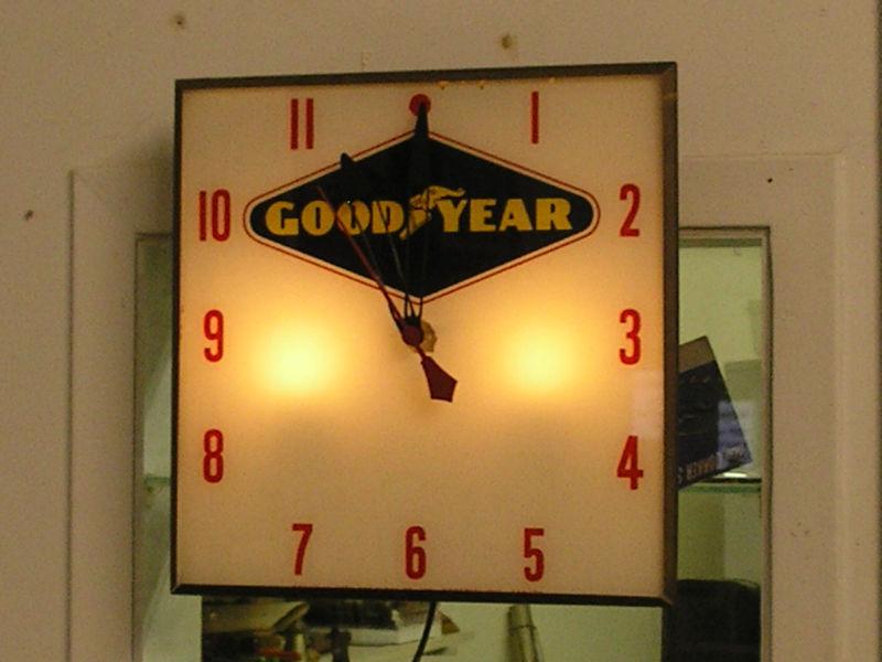 VINTAGE 1962 GOODYEAR ELECTRIC LIGHTED WALL GARAGE CLOCK NICE