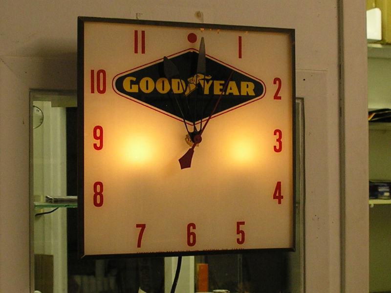 VINTAGE 1962 GOODYEAR ELECTRIC LIGHTED WALL GARAGE CLOCK NICE