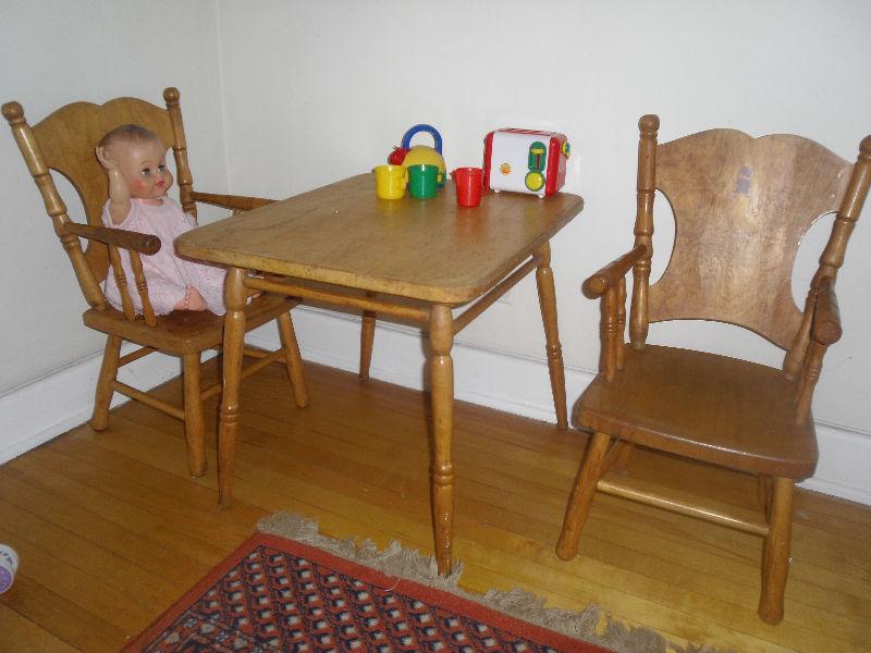 Antiquité - Table et deux chaises pour enfants