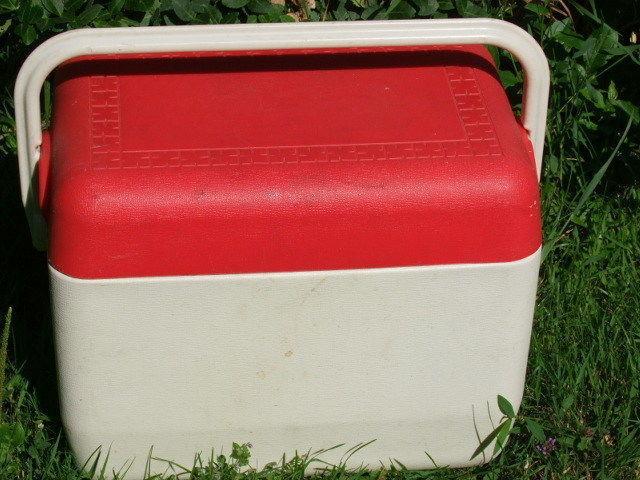 RUBBERMAID COOLER WITH BUILT IN ICE PACK