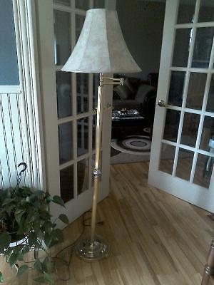 Extendable arm floor lamp