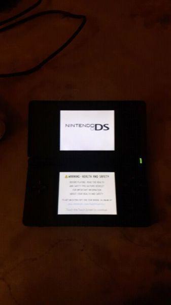 Blue and black ds lite barely any scratches with games