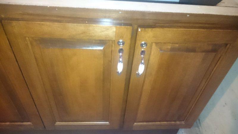 Kitchen cabinets /no countertop