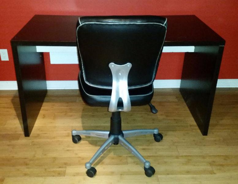 Bureau et chaise d'ordinateur