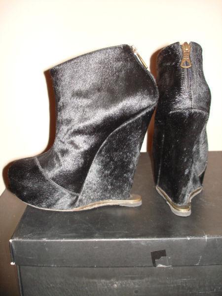 BCBG MAX AZRIA 65$ Pony hair wedge booties size 7