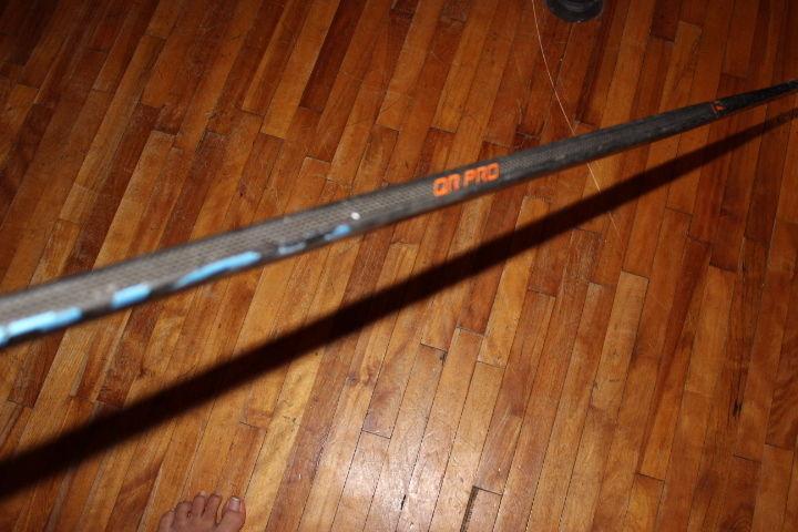 Baton de hockey Warrior QR PRO 85 flex courbe W88 gaucher