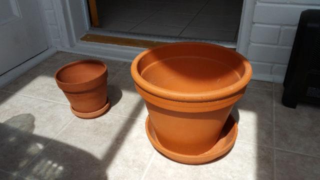 Deux pots en terre cuite