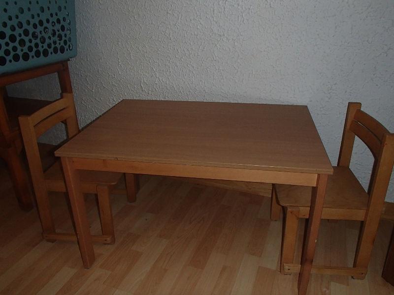 Table et chaises en bois pour enfants