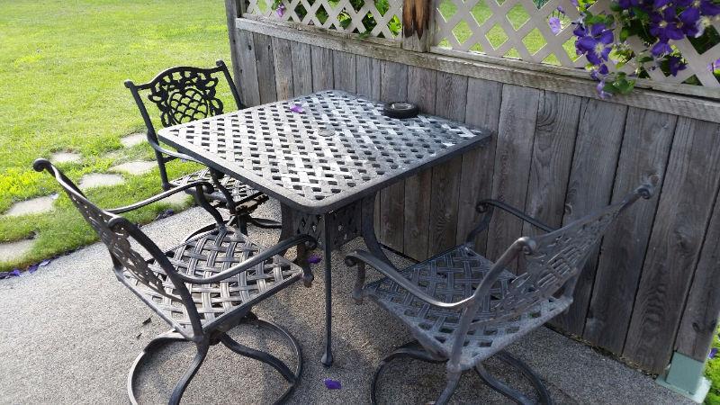Table bistro extérieur en fer forgé et 3 chaises