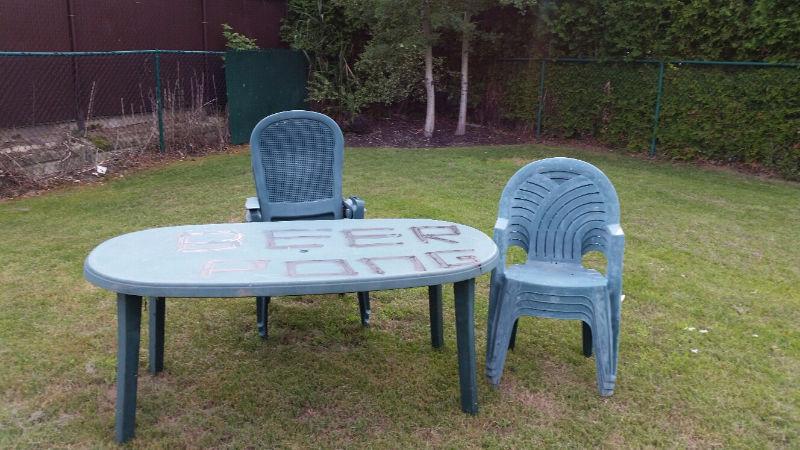 Table patio et 5 chaises assorties