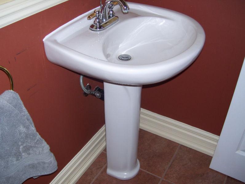 LAVABO SUR PIED ET ROBINETTERIE