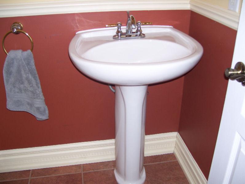 LAVABO SUR PIED ET ROBINETTERIE