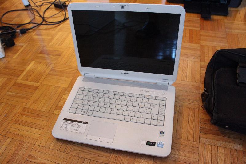 Sony Laptop white - blanc (15.4
