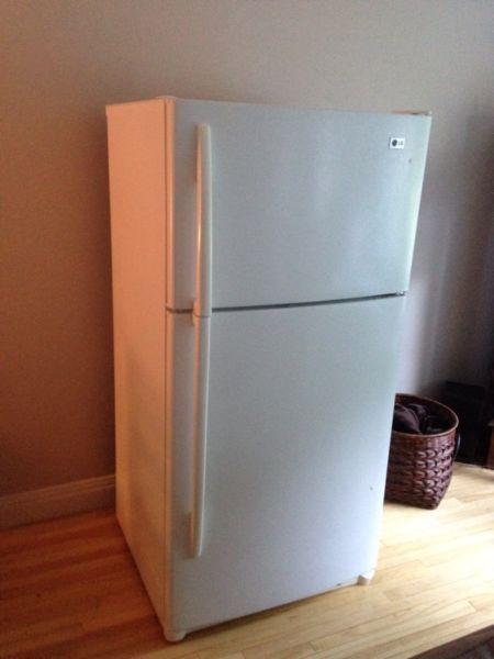 LG fridge refrigerator / réfrigérateur frigo