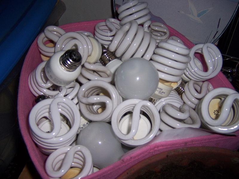 box of cfl assorted light bulbs including 3 way lights over 40