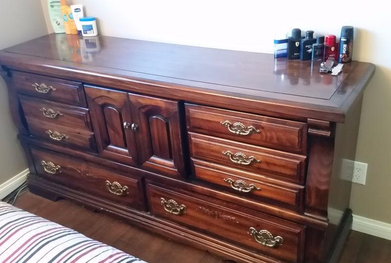 Antique-style, solid-wood queen bedroom set in vr good condition